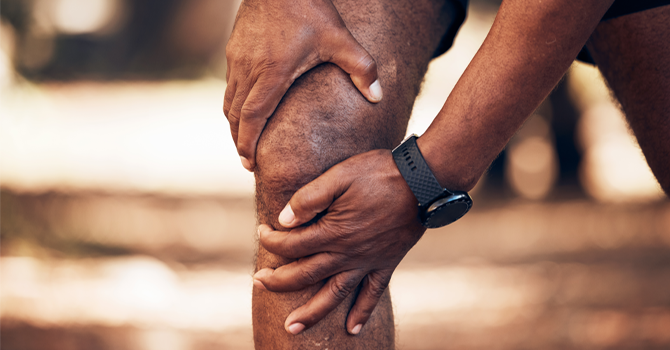 What is IT band syndrome and why are runners at risk for this injury?