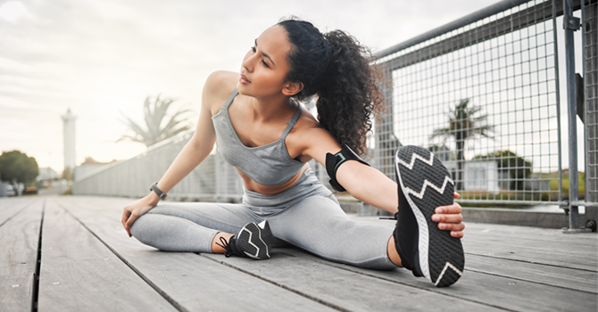 5 Stretches to do before running to relieve pain from IT Band Syndrome